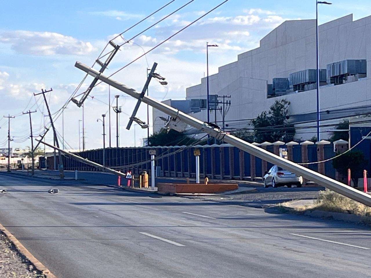 Conductor derriba postes de la Cfe y luego se da a la fuga | El Bordo