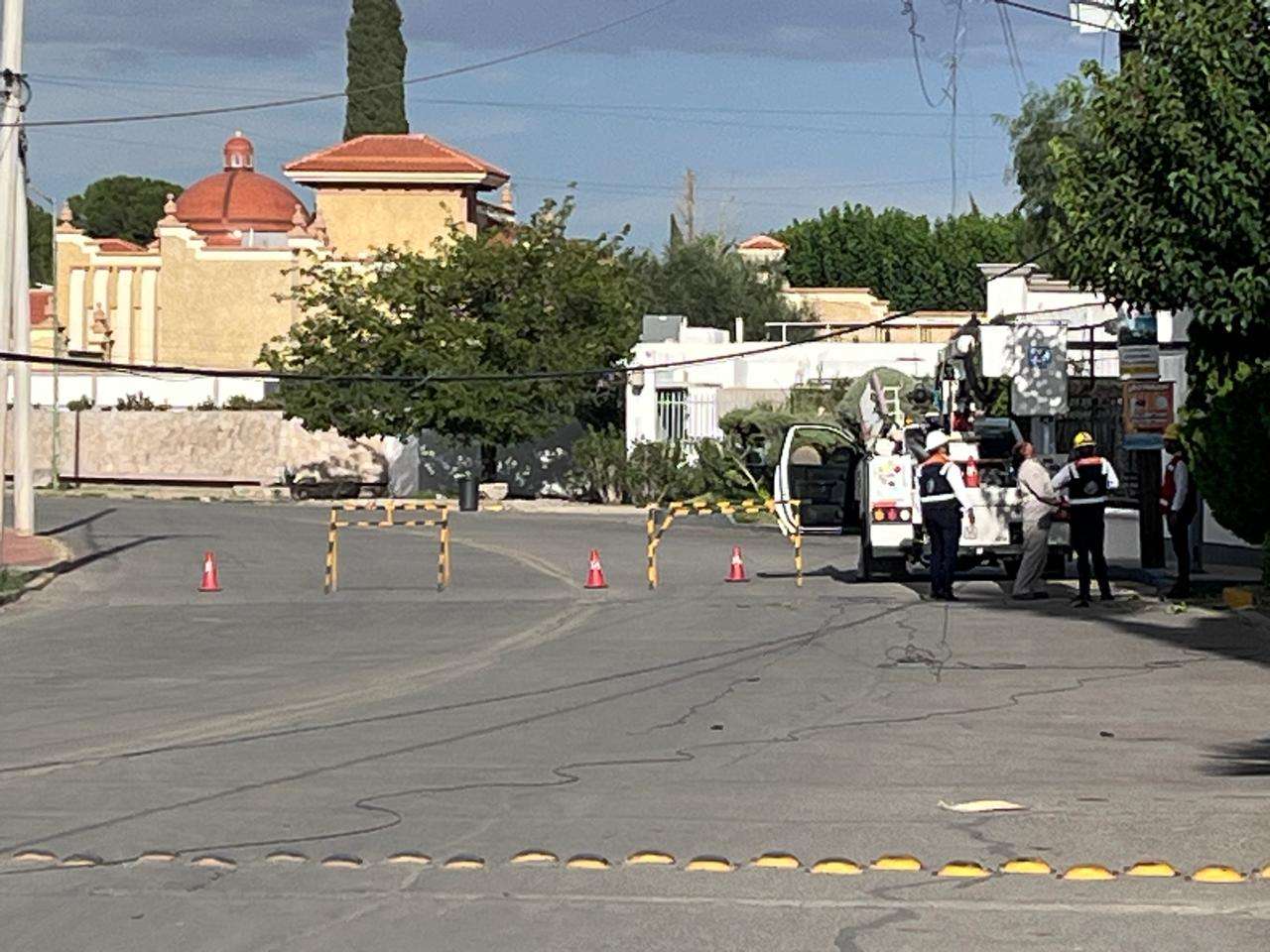 Grúa derriba poste de la Cfe en el Campestre | El Bordo