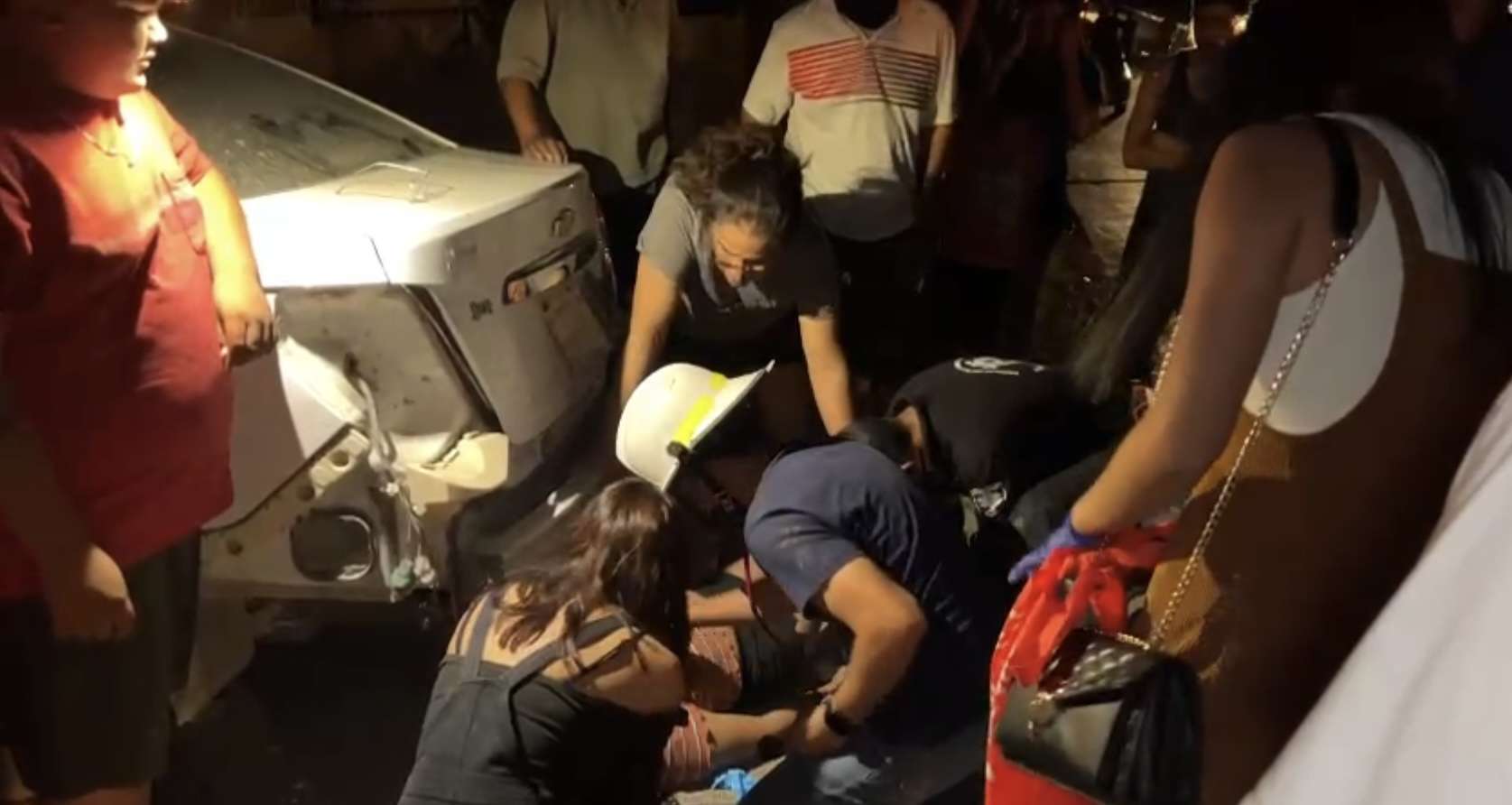 Conductora se impacta contra poste de concreto y lo derriba | El Bordo