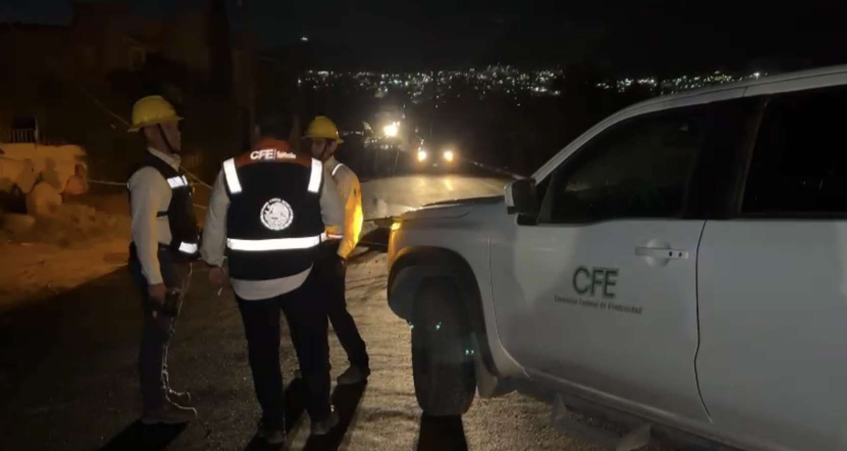 Conductora se impacta contra poste de concreto y lo derriba | El Bordo