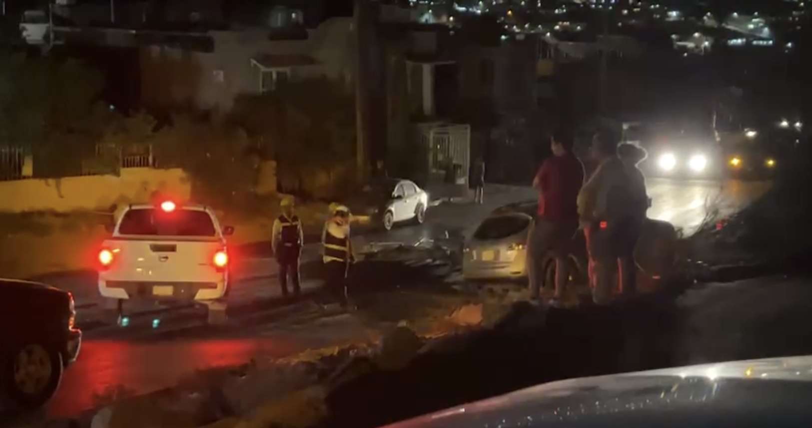 Conductora se impacta contra poste de concreto y lo derriba | El Bordo
