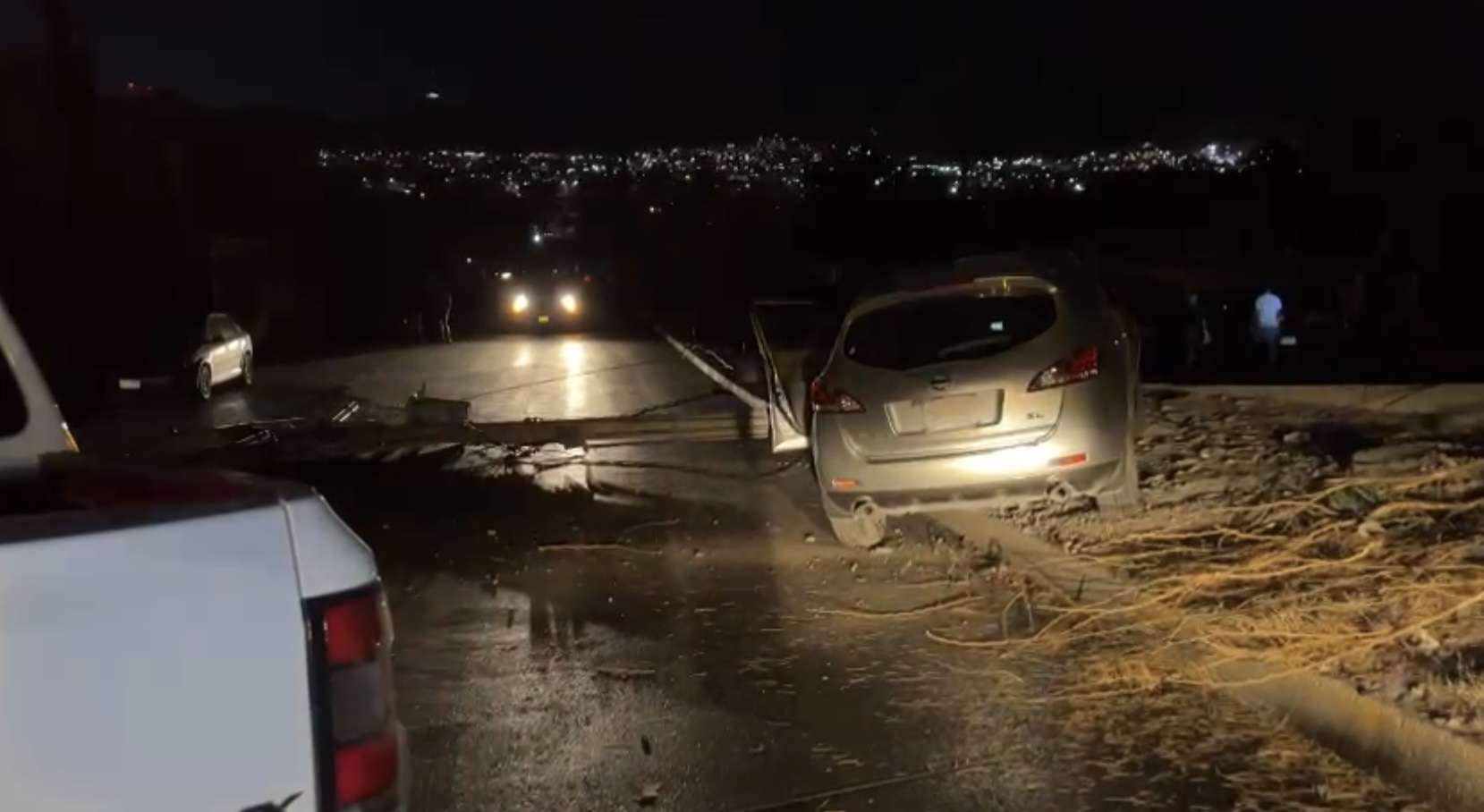 Conductora se impacta contra poste de concreto y lo derriba | El Bordo