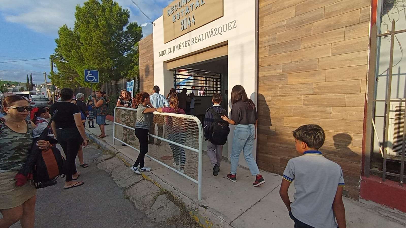 Regresan a clases cerca de 700 mil estudiantes en todo el estado | El Bordo