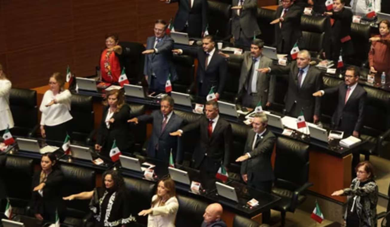 Corral rinde protesta como senador, ya con fuero y ante nueva orden de aprehensión