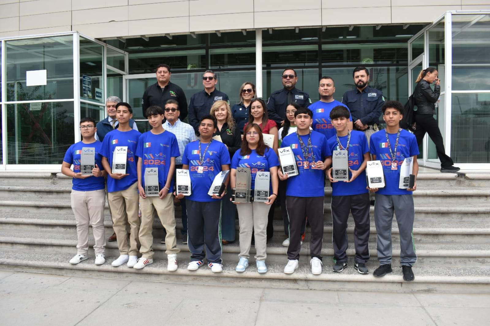 Estudiantes de Cecytech 14 rinden honores a la bandera en Fiscalía Zona ...