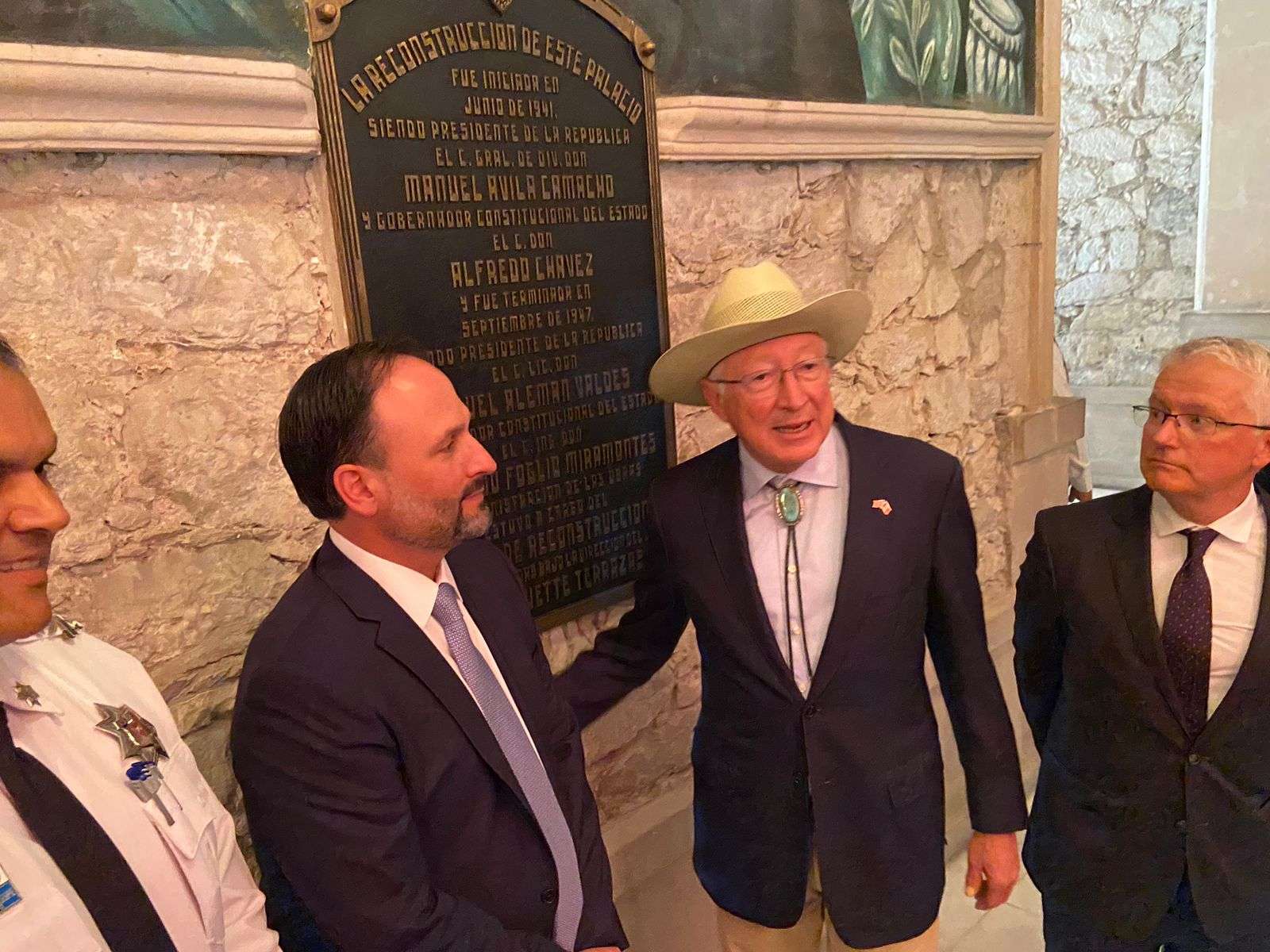 Llega Ken Salazar a Palacio para reunión con Maru | El Bordo