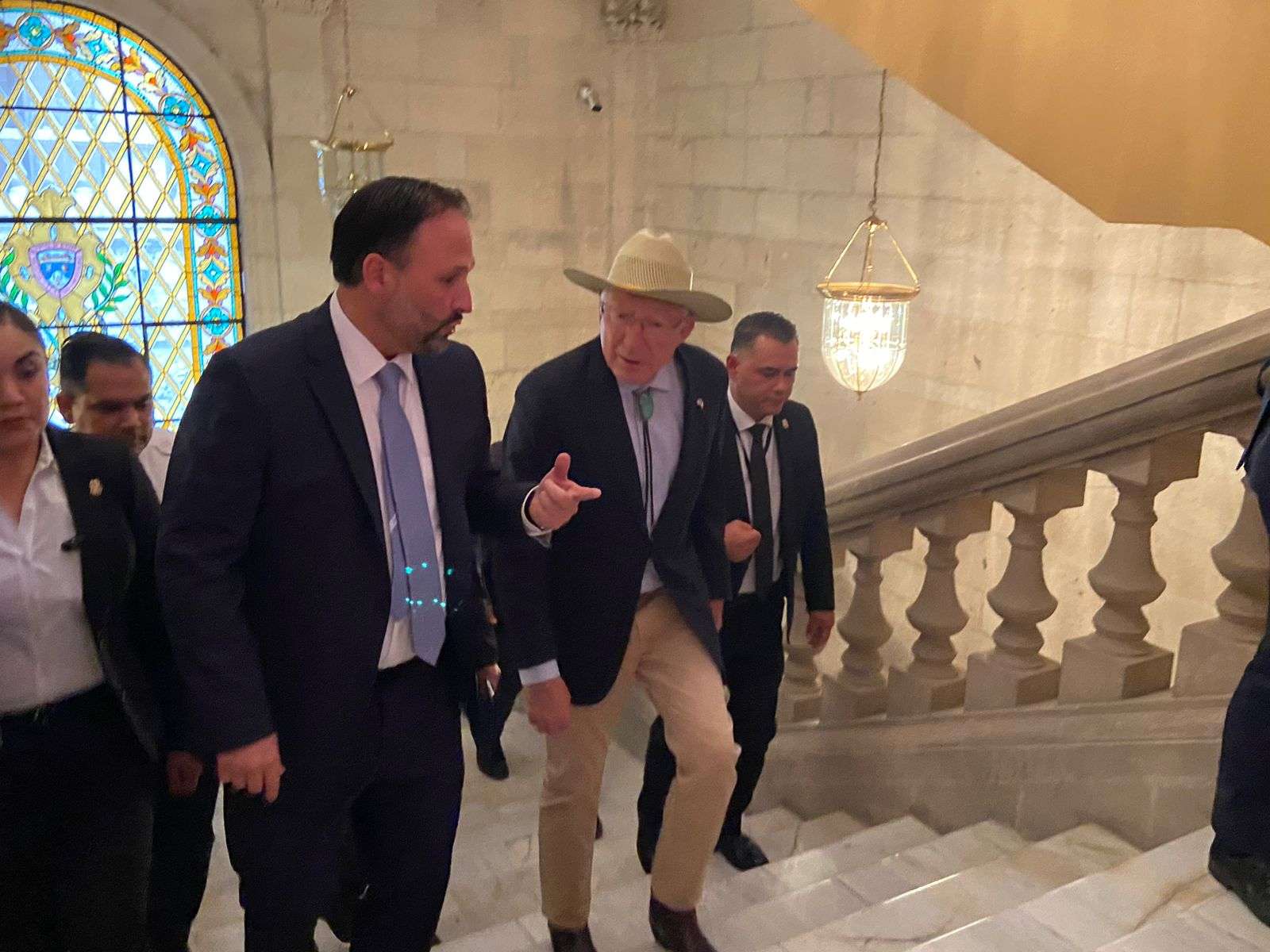 Llega Ken Salazar a Palacio para reunión con Maru | El Bordo