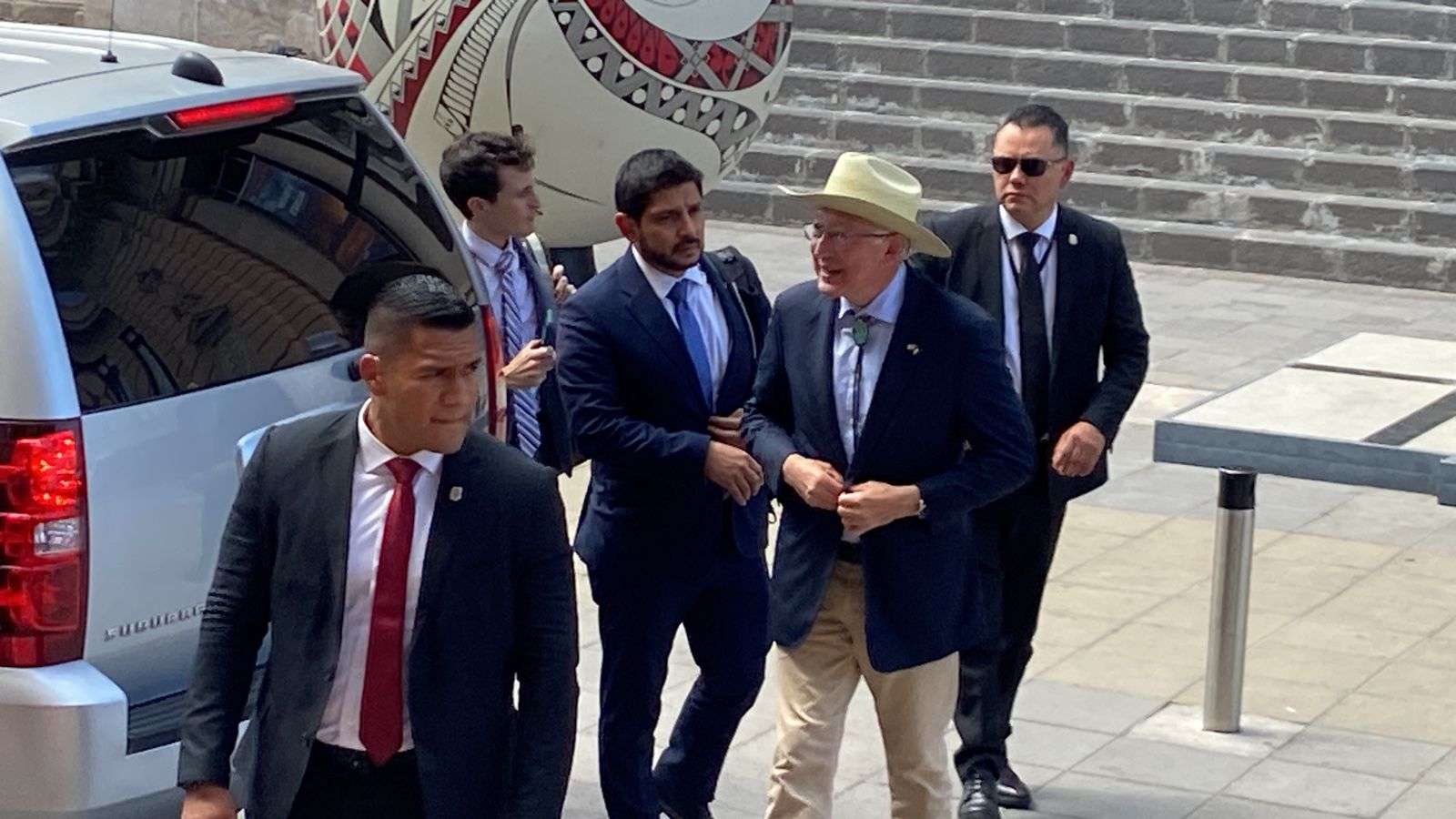 Llega Ken Salazar a Palacio para reunión con Maru | El Bordo