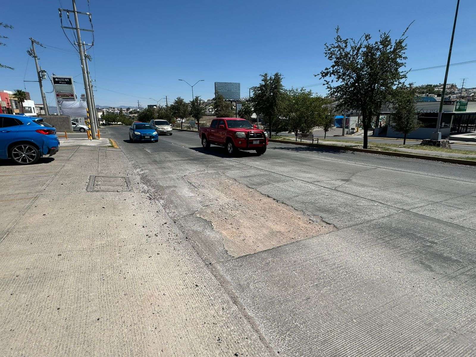 Mega bache en La Cantera pone en riesgo a conductores | El Bordo