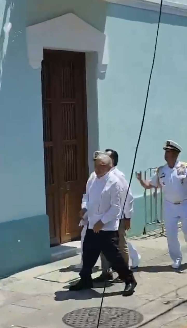 Arrojan botella de agua a AMLO en visita a Veracruz