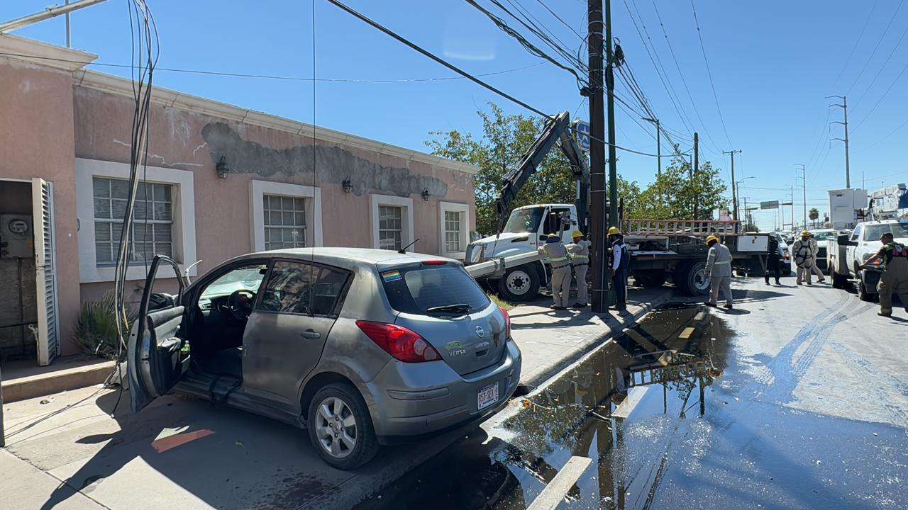 Guiadora se impacta y derriba poste de la CFE en Plutarco Elías Calles ...