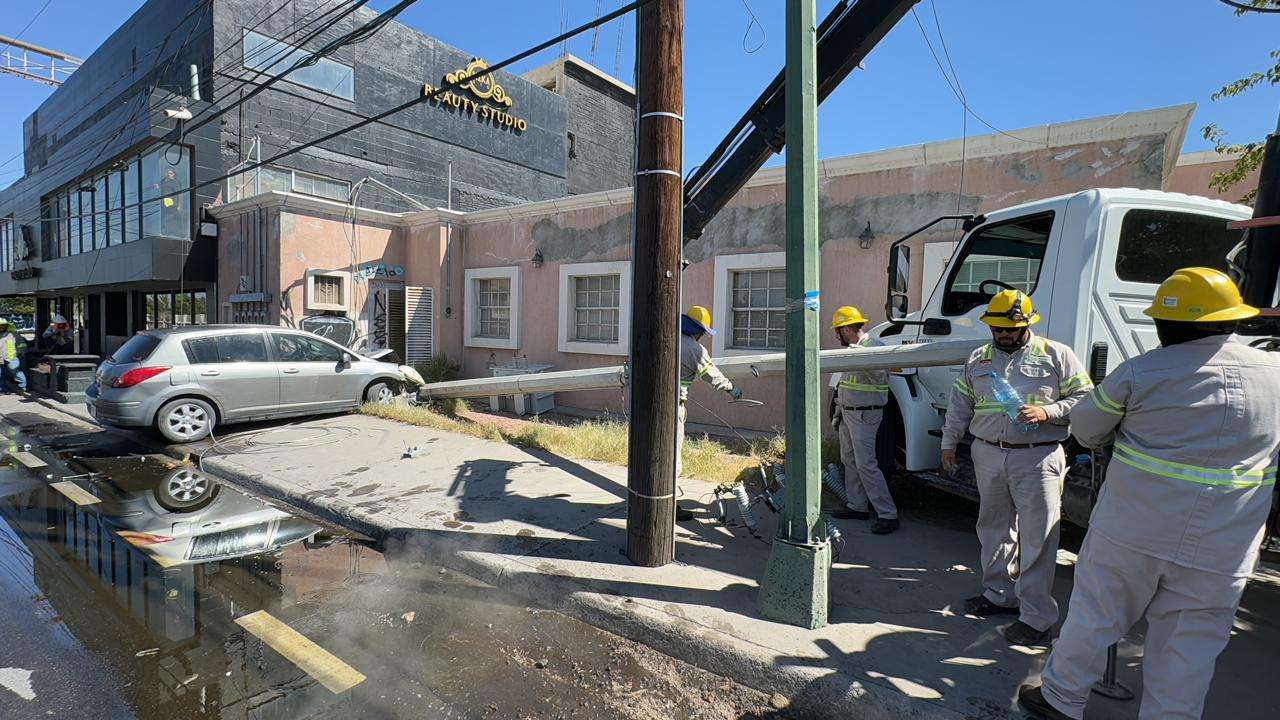 Guiadora se impacta y derriba poste de la CFE en Plutarco Elías Calles ...