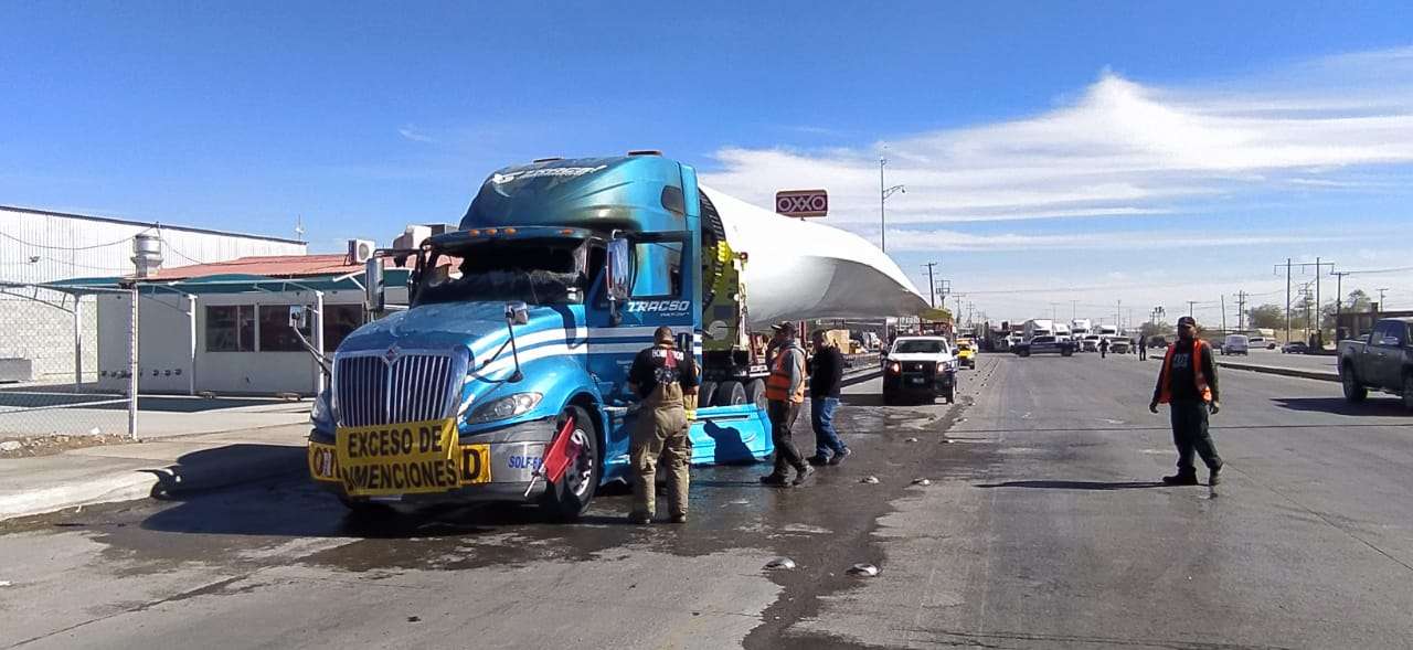 Se incendia tráiler que transportaba megahelice | El Bordo