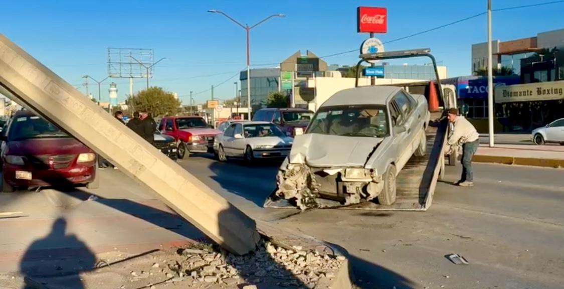 Conductor se impacta contra poste de CFE en la Ejército Nacional | El Bordo