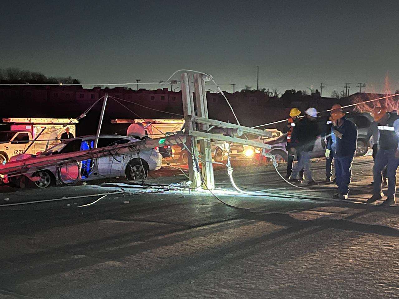 Conductor choca contra poste de electricidad; deja a sector de Riberas ...