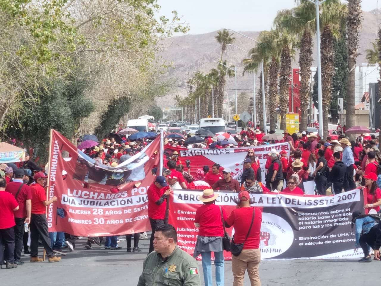 Marchan cerca de mil maestros contra reforma a la ley Issste | El Bordo