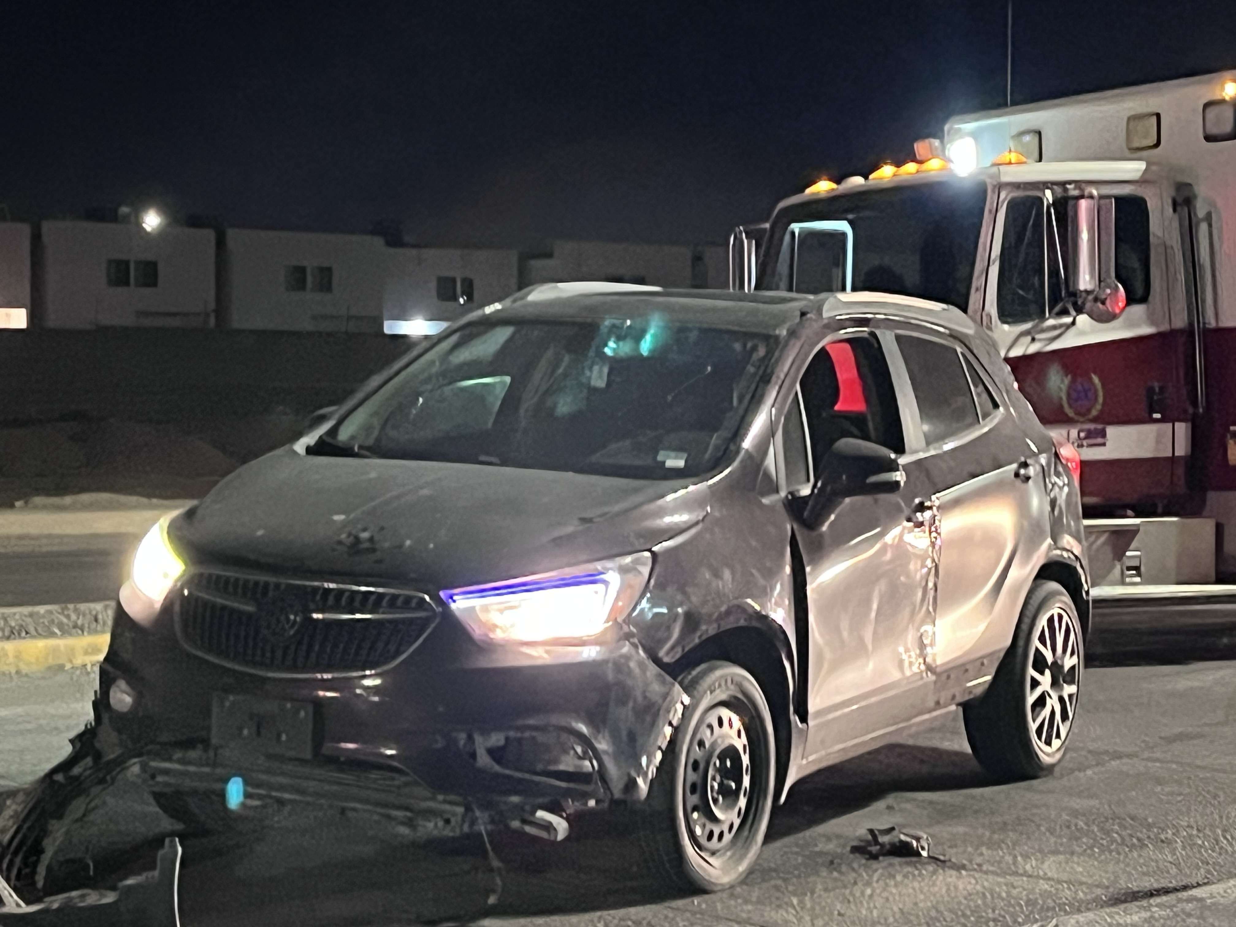 Mujer y su hija se salvan de milagro después de volcar en la avenida ...