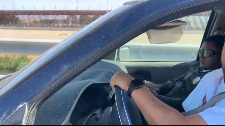 Trabajan agentes de INM en autos particulares en el bordo del río