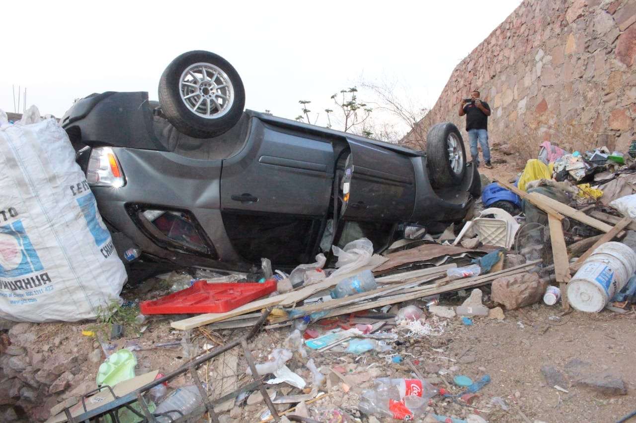 Vuelcan en la colonia Popular una mujer y dos menores | El Bordo
