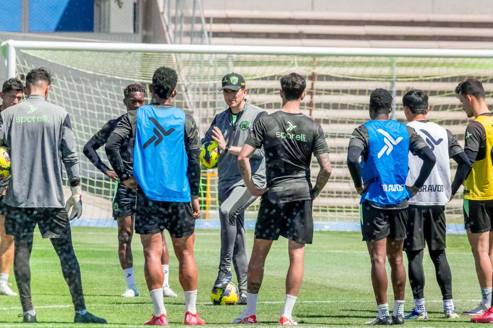Reciben Bravos a Pumas en partido decisivo por el Play In
