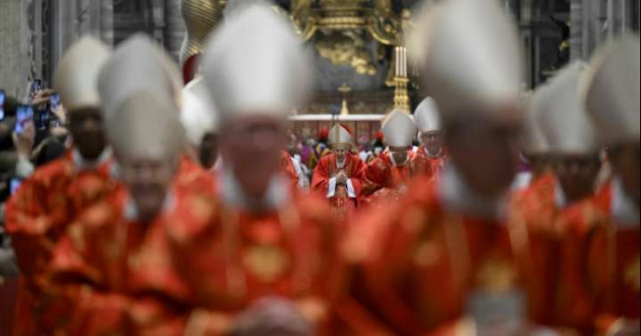 Humo negro en El Vaticano, concluye sin acuerdo primer día de cónclave