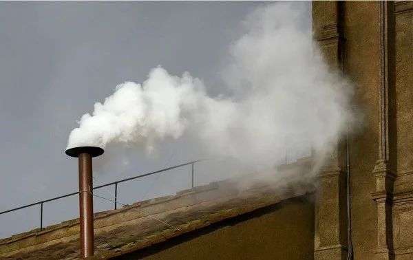 Humo blanco anuncia la elección del nuevo Papa
