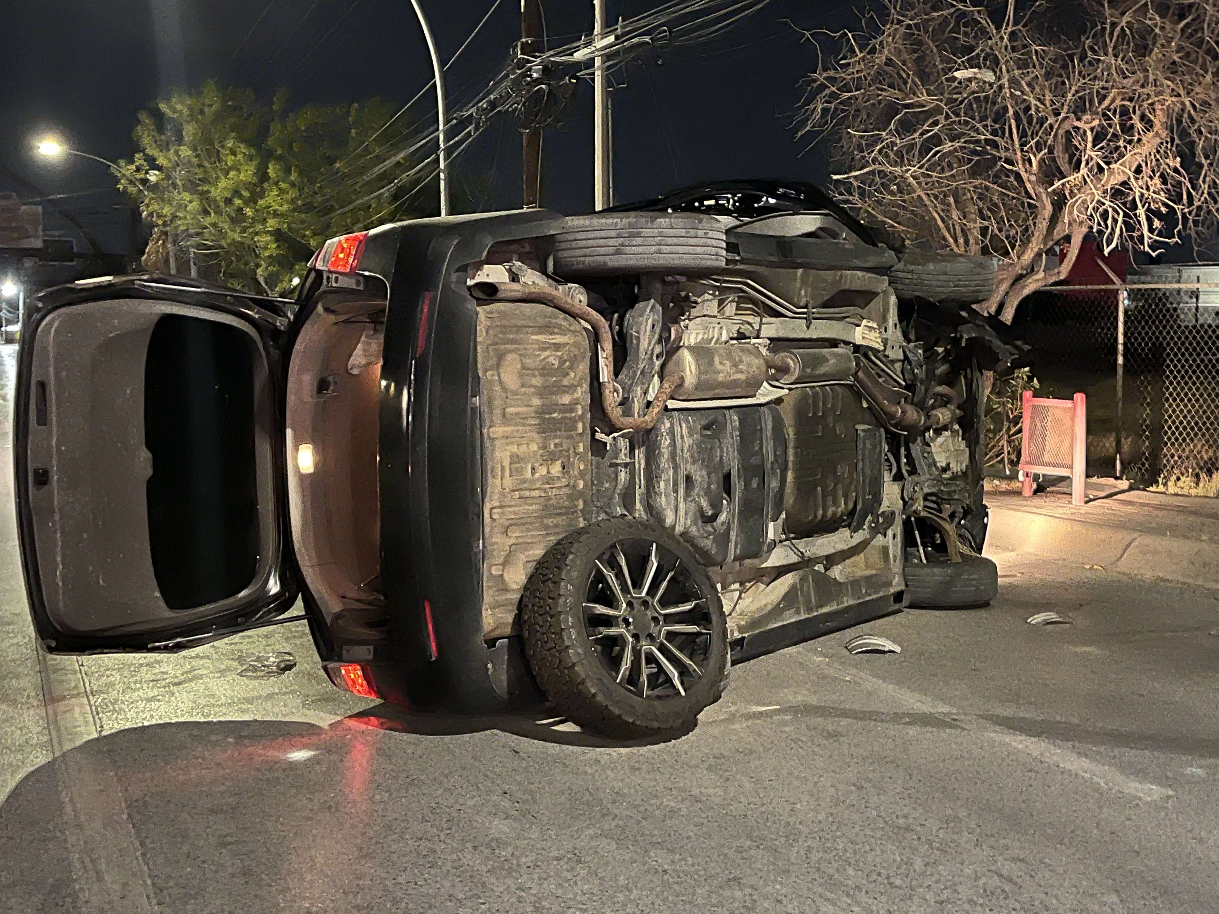 Conductor ebrio choca contra palma y vuelca su camioneta en Paseo ...