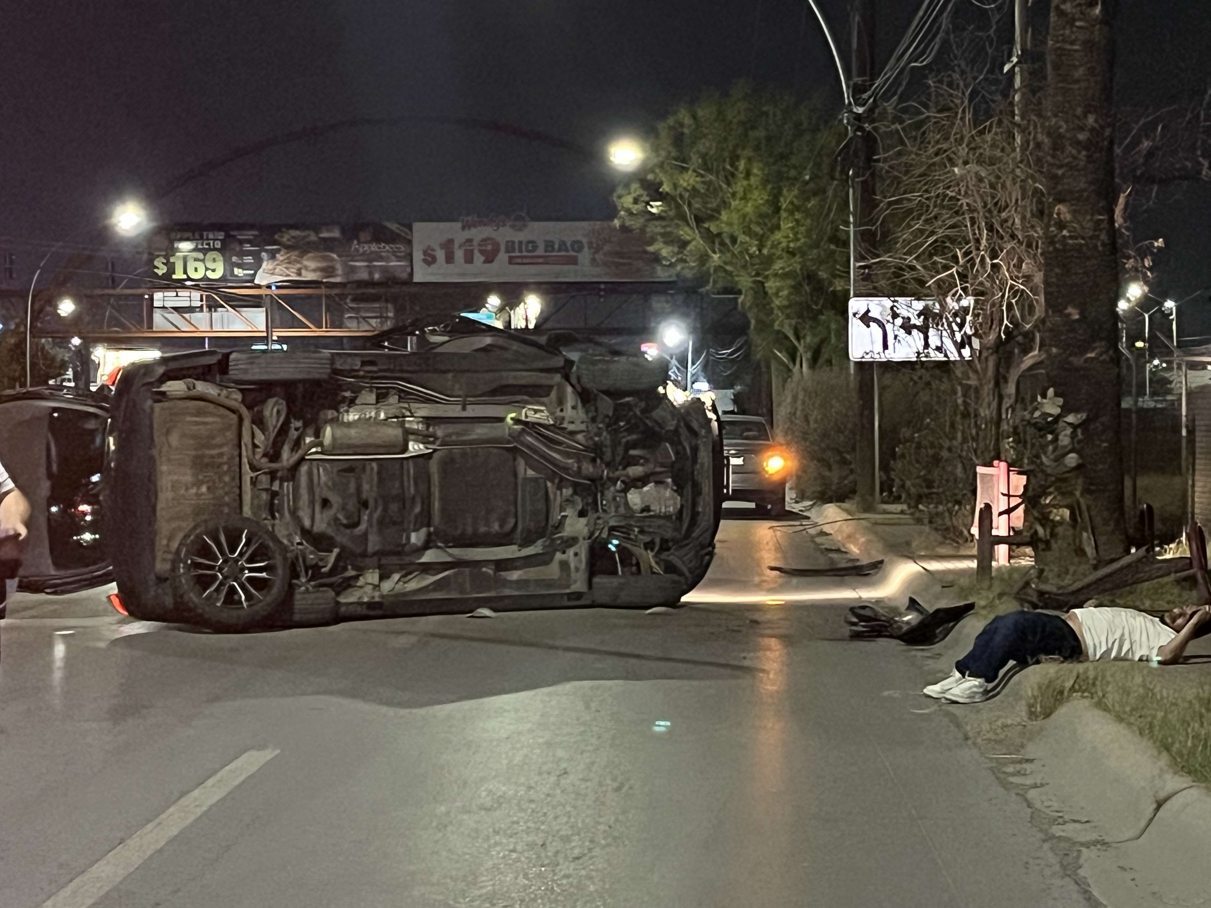 Conductor ebrio choca contra palma y vuelca su camioneta en Paseo ...