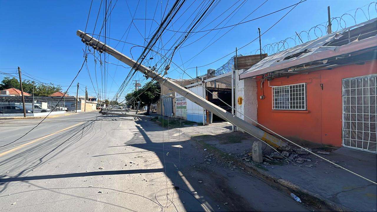 Derriba 3 postes de la CFE y se da a la fuga; deja sin luz un sector de ...