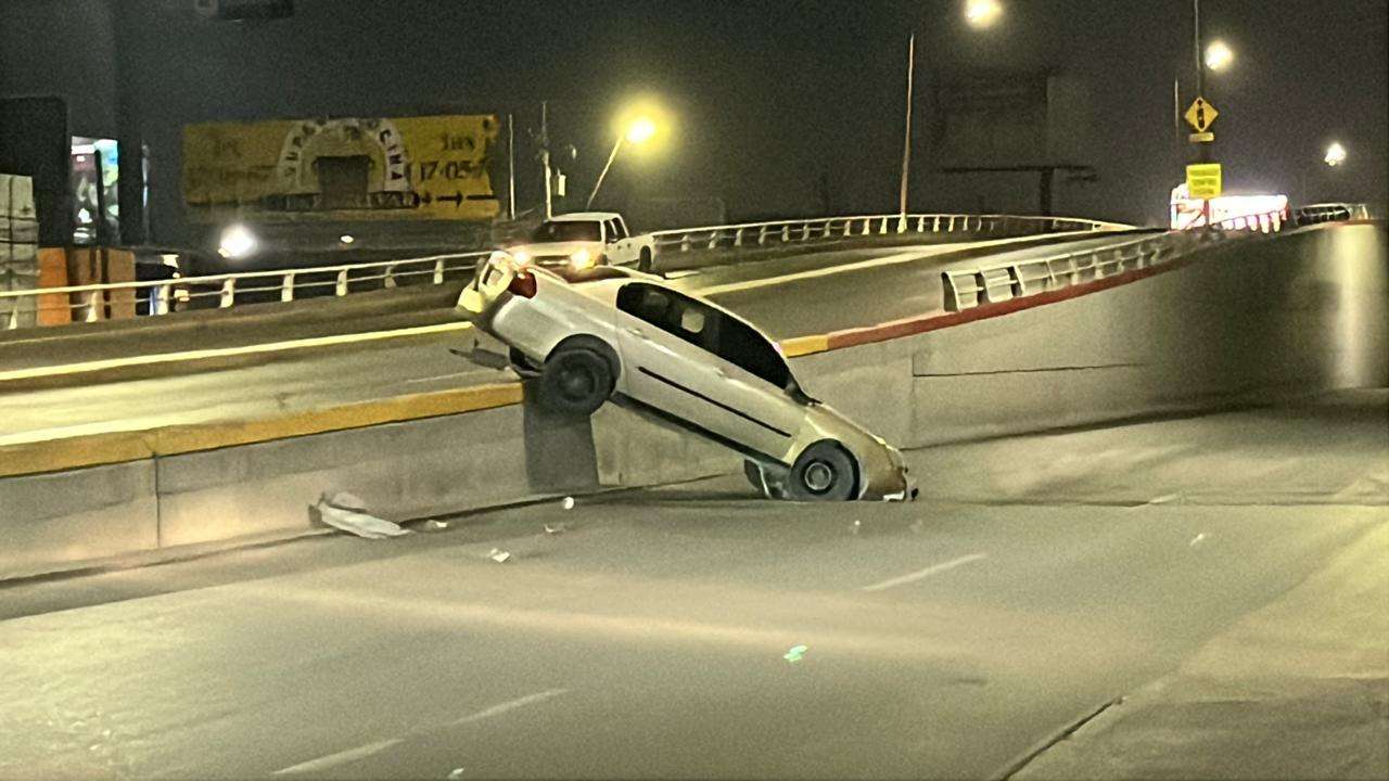 Pierde el control de su auto y sale del camino en el Puente al Revés ...