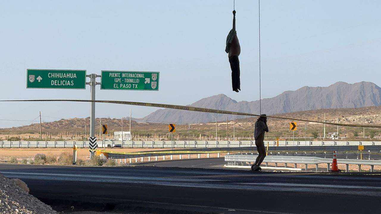 Identifican a los 2 muertos colgados en el puente Santa Teresa - Tornillo