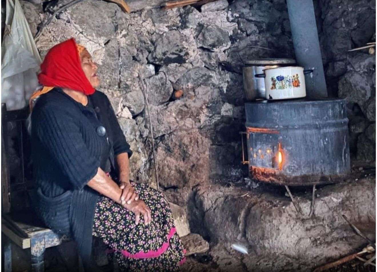 Doña Petra, vivió y crió a sus hijos en una cueva de Chihuahua