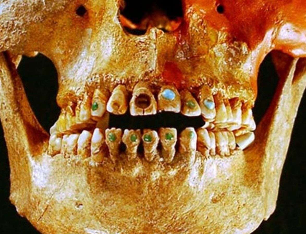 ¿Por qué los Mayas adornaban sus dientes con piedras preciosas?