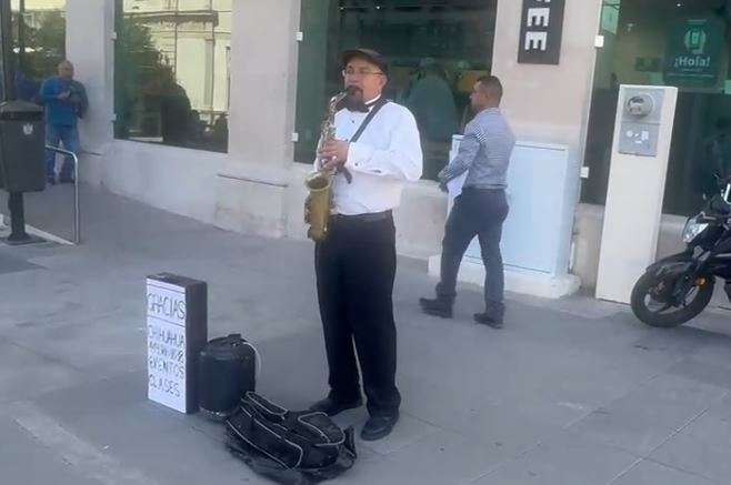 Ambienta musico con el saxofón calles del centro 