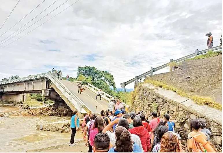 En Chiapas colapsaron tres puentes en distintos puntos, mientras que en Jalisco reportan inundaciones.
