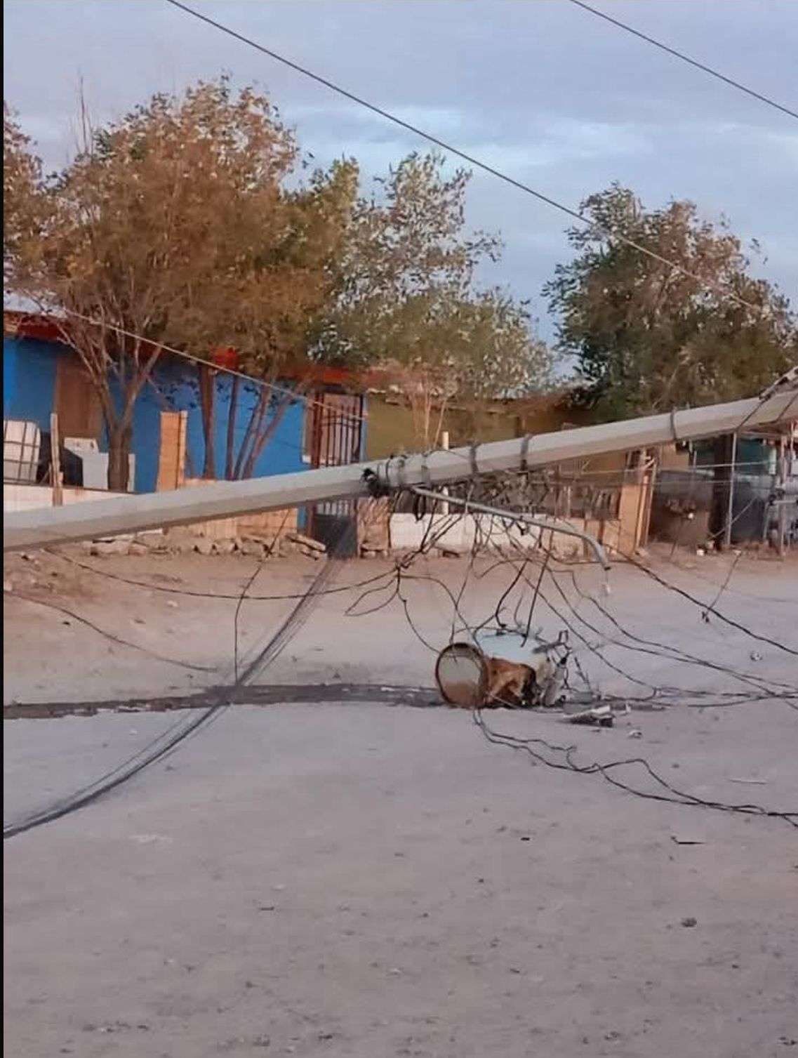 Cae poste de luz en el kilómetro 29, autoridades ignoran a vecinos 