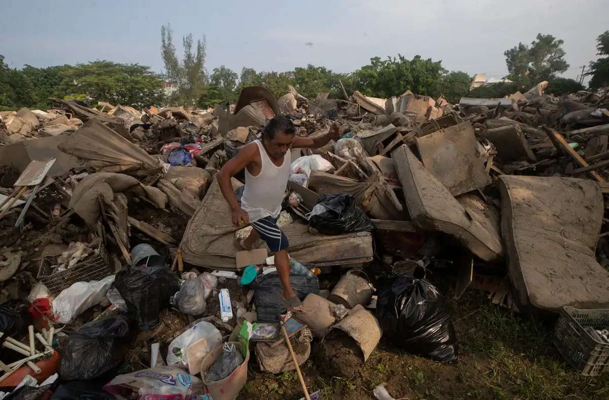 Toneladas de basura, escombro y lodo; la nueva crisis de afectación de Poza Rica
