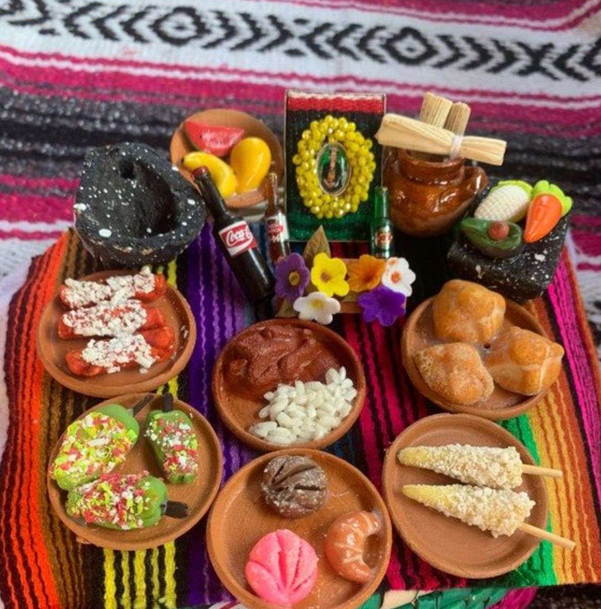 Platitos de barro, arte miniatura para las ofrendas el Día de Muertos