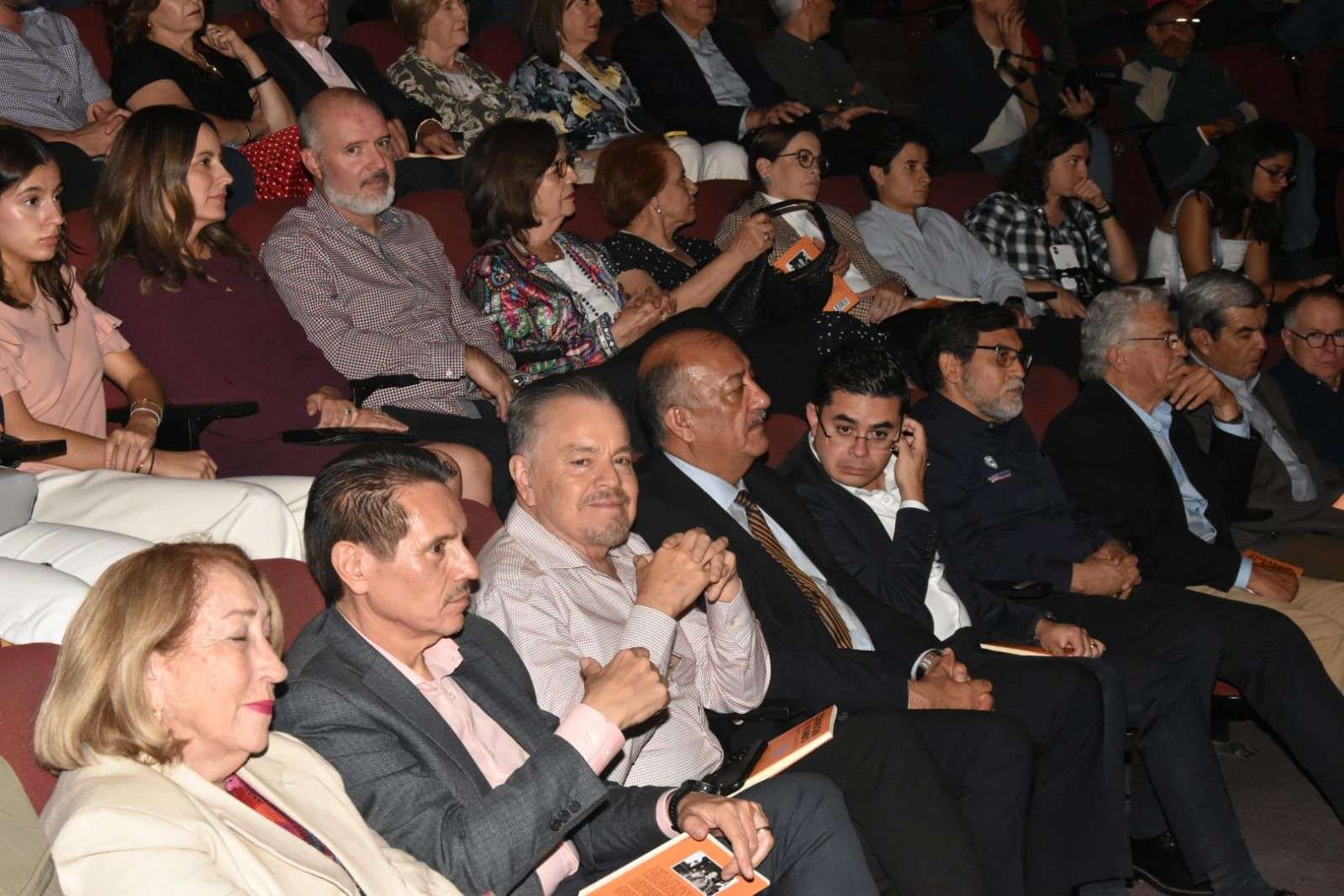 Presenta Guillermo Luján Peña su libro Corregir el Rumbo | El Bordo