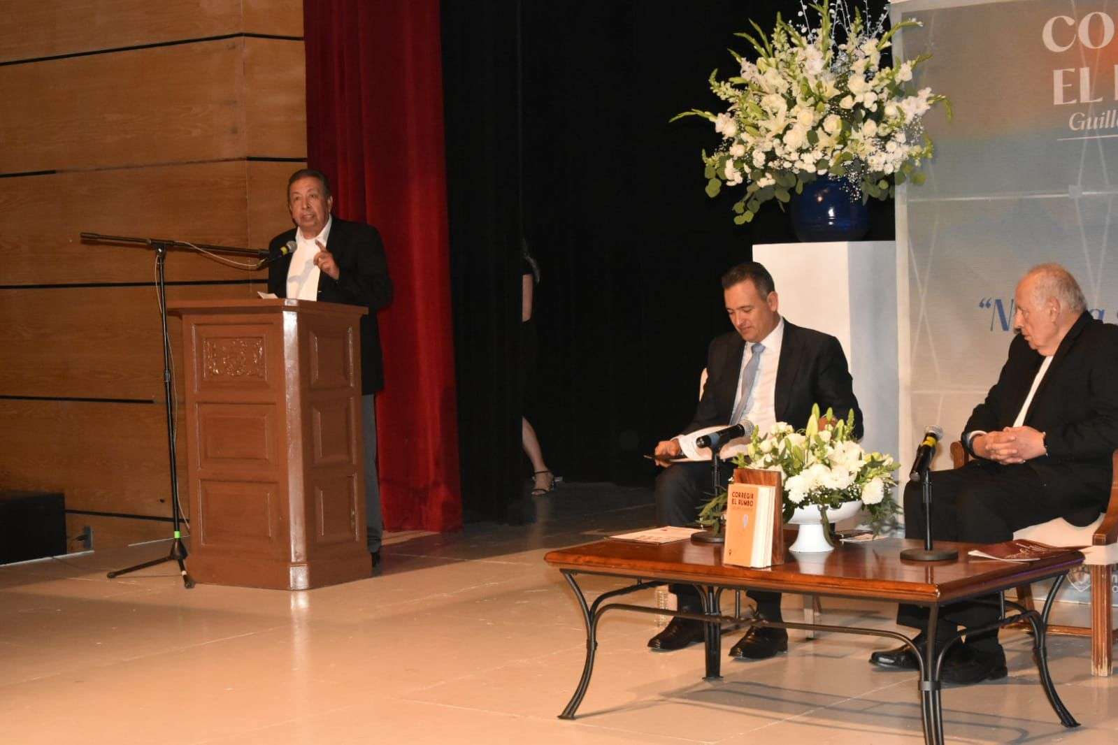 Presenta Guillermo Luján Peña su libro Corregir el Rumbo | El Bordo