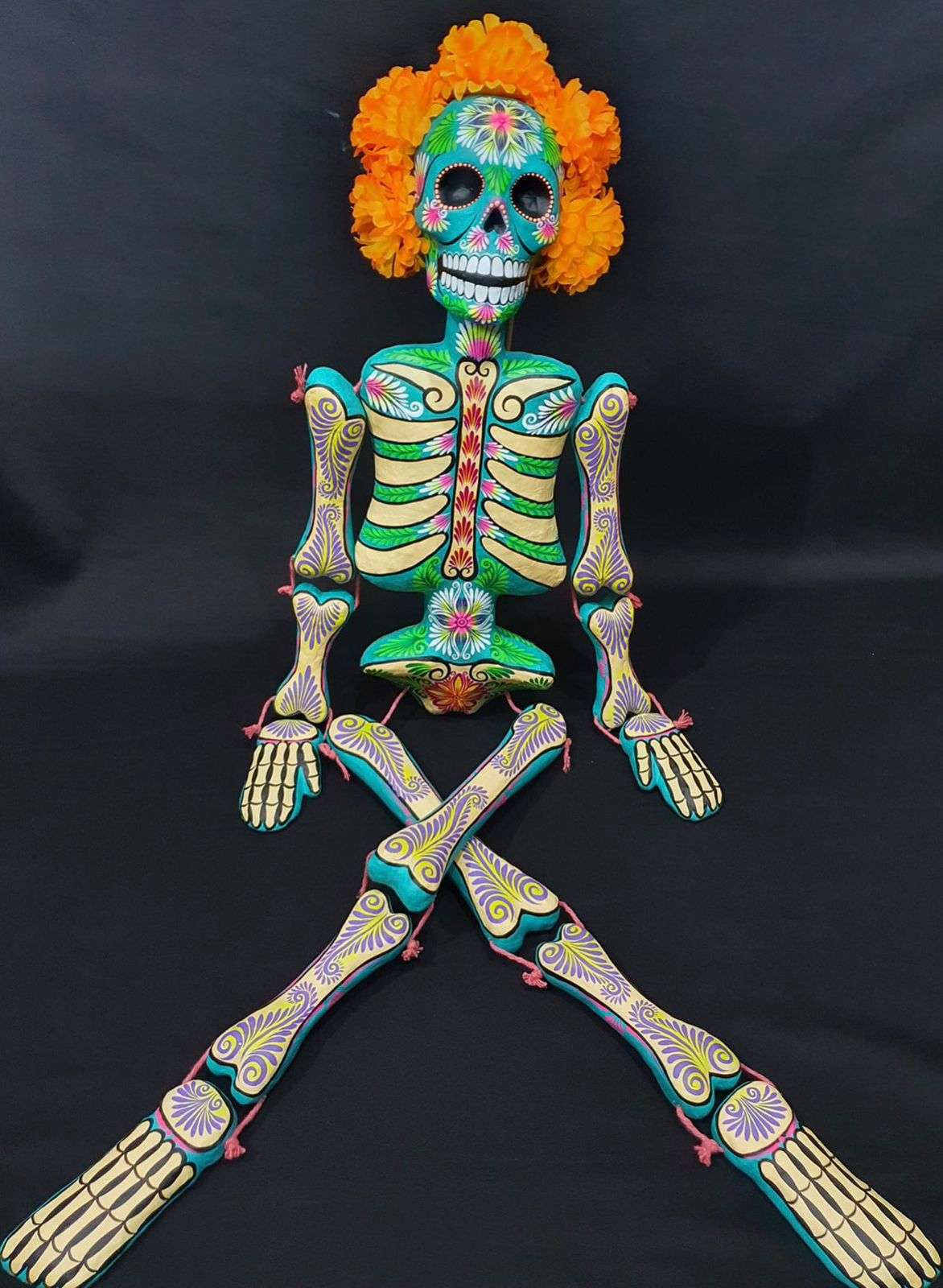 Esqueletos de papel maché artesanía que honra la vida y la muerte