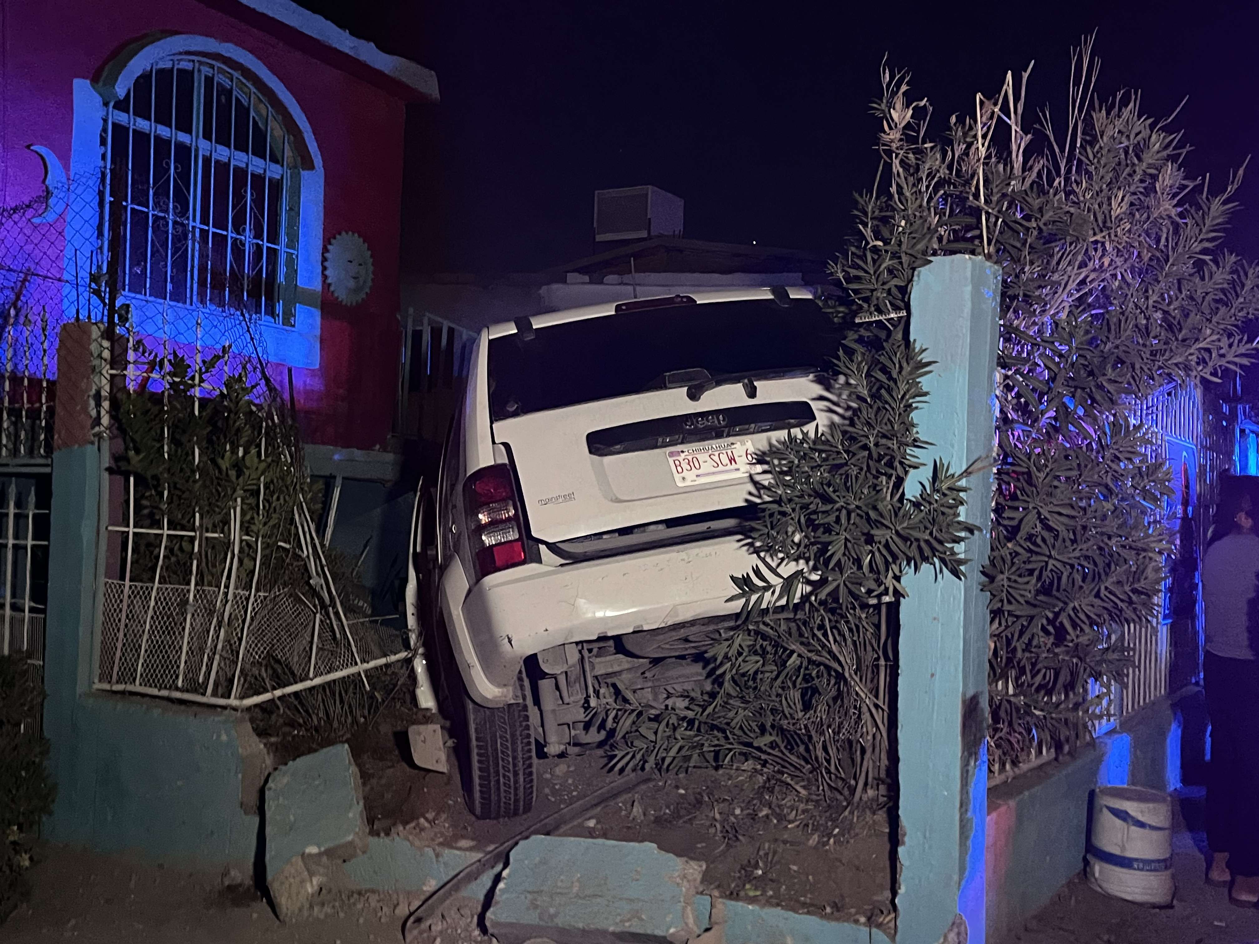 Conductor pierde el control y se incrusta en una vivienda. | El Bordo