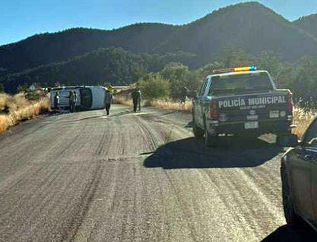 Fueron 2 muertos al volcar camioneta en la carretera Nonoava a ...