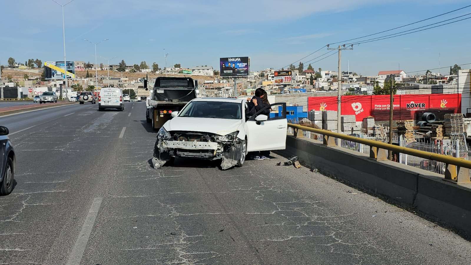 Pierde el control y se impacta contra muro en el Perijuv | El Bordo