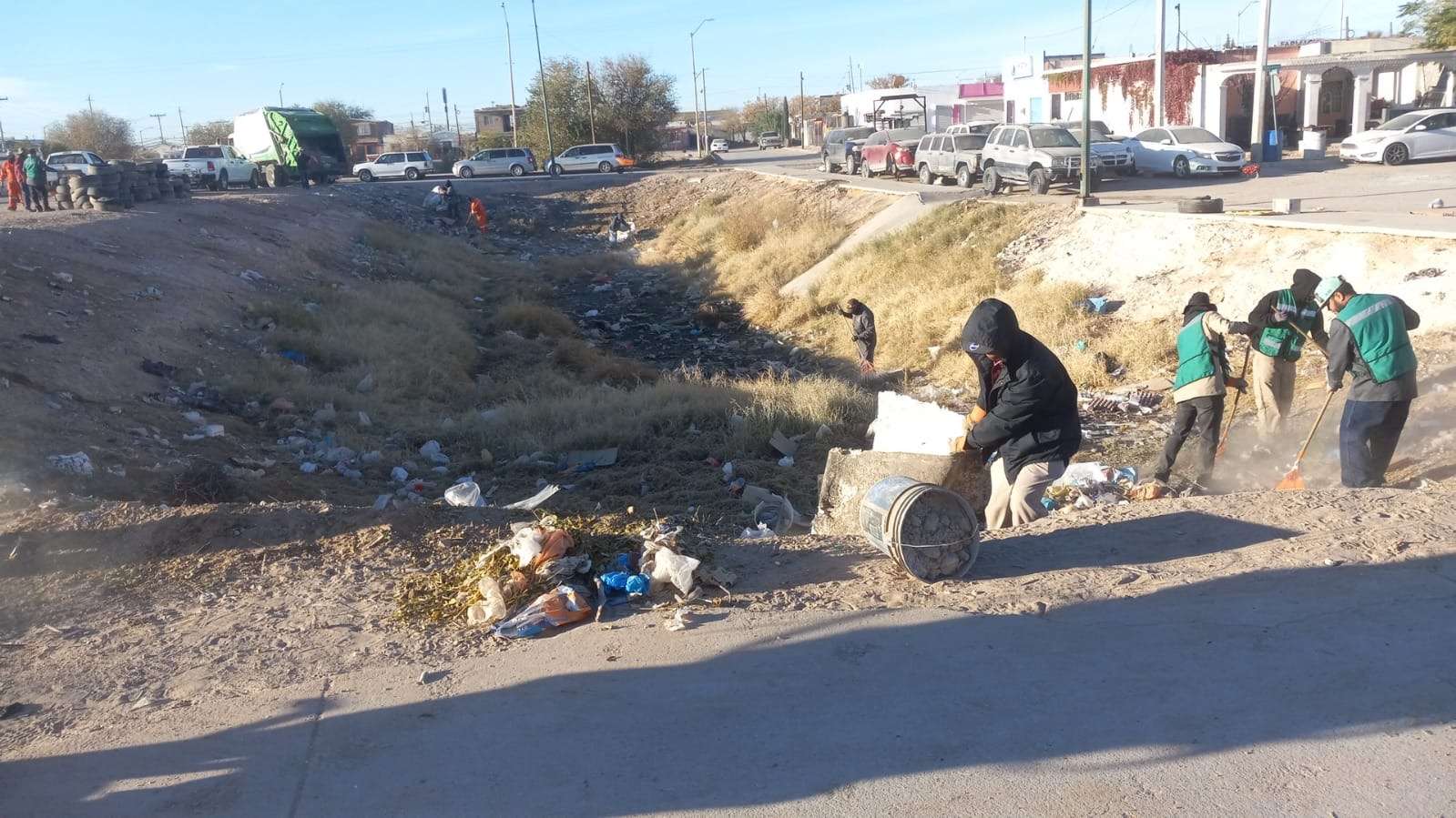 Limpian dique en el sur de la ciudad