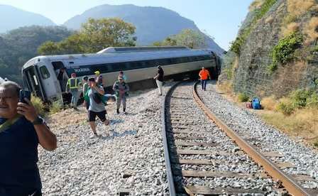 Tren Interoceánico se descarrila con 250 personas a bordo en Oaxaca; Sheinbaum reporta atención inmediata.