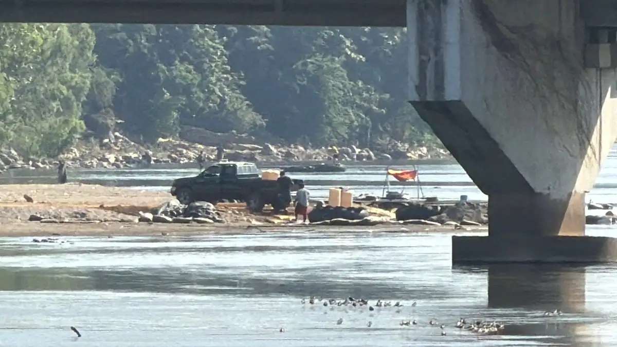 Los traficantes operan a plena luz del día y a la vista de personal de Migración y de la Guardia Nacional.