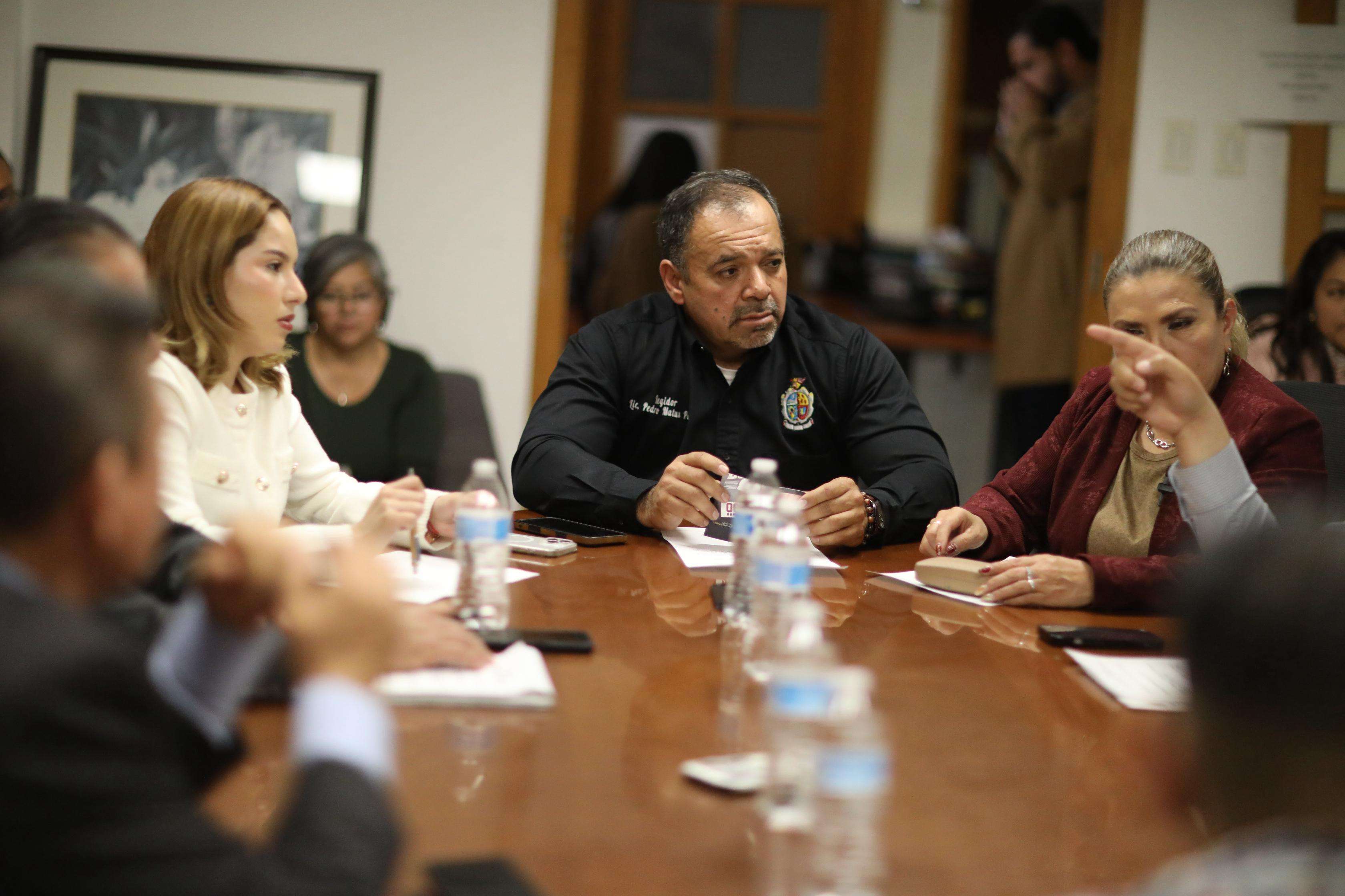 Refuerzan apoyos sociales con entrega de agua y material de construcción