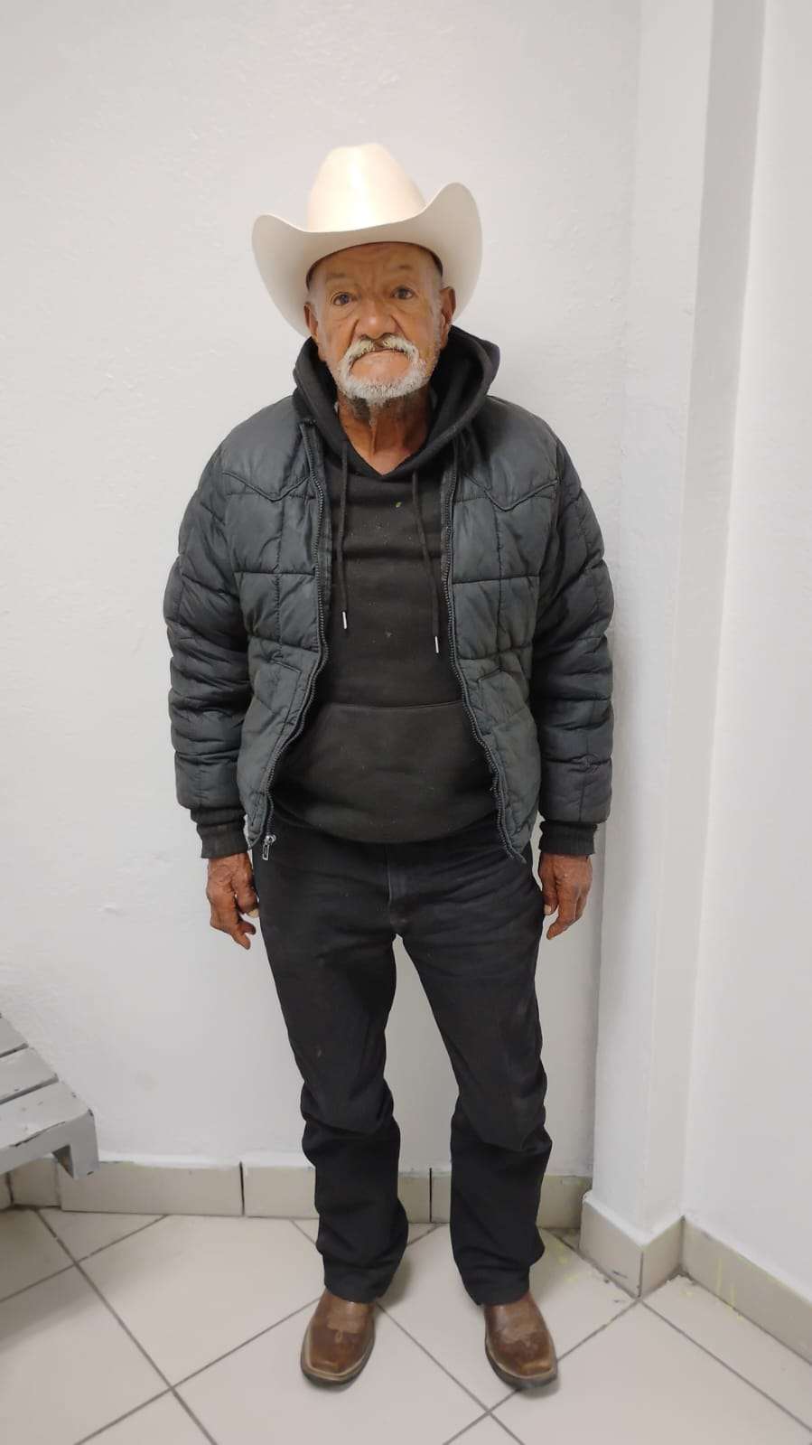 Buscan a familiares de hombre de 72 años localizado desorientado
