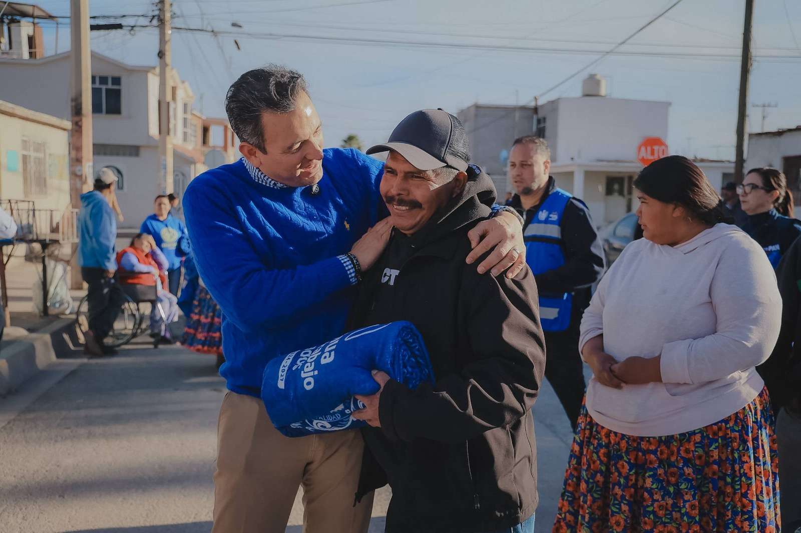 Entrega Bonilla cobijas y despensas a familias en colonia Tarahumara ...